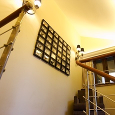 承载岁月痕迹的相片墙