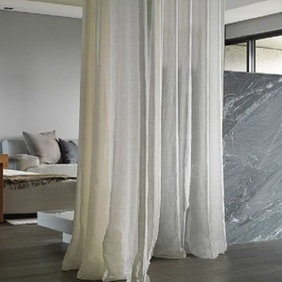 刚柔并济，大理石与纱帘隔断