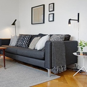 铁艺落地灯照亮角落一角