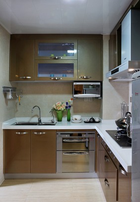 传统自然居室内的鲜花装饰