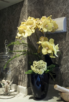 黄色花艺增添空间亮色